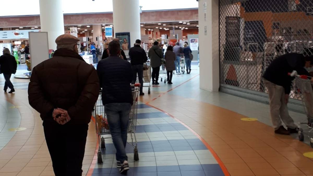 Zona rossa, tornano le file fuori dai supermercati di Rimini