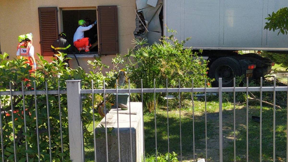 Cesena, camion si schianta contro una casa a Calabrina: il conducente liberato dall'abitacolo è vivo VIDEO GALLERY