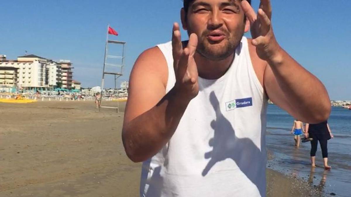Il bagnino ruspante che promuove la Riviera: mi segue anche Cevoli