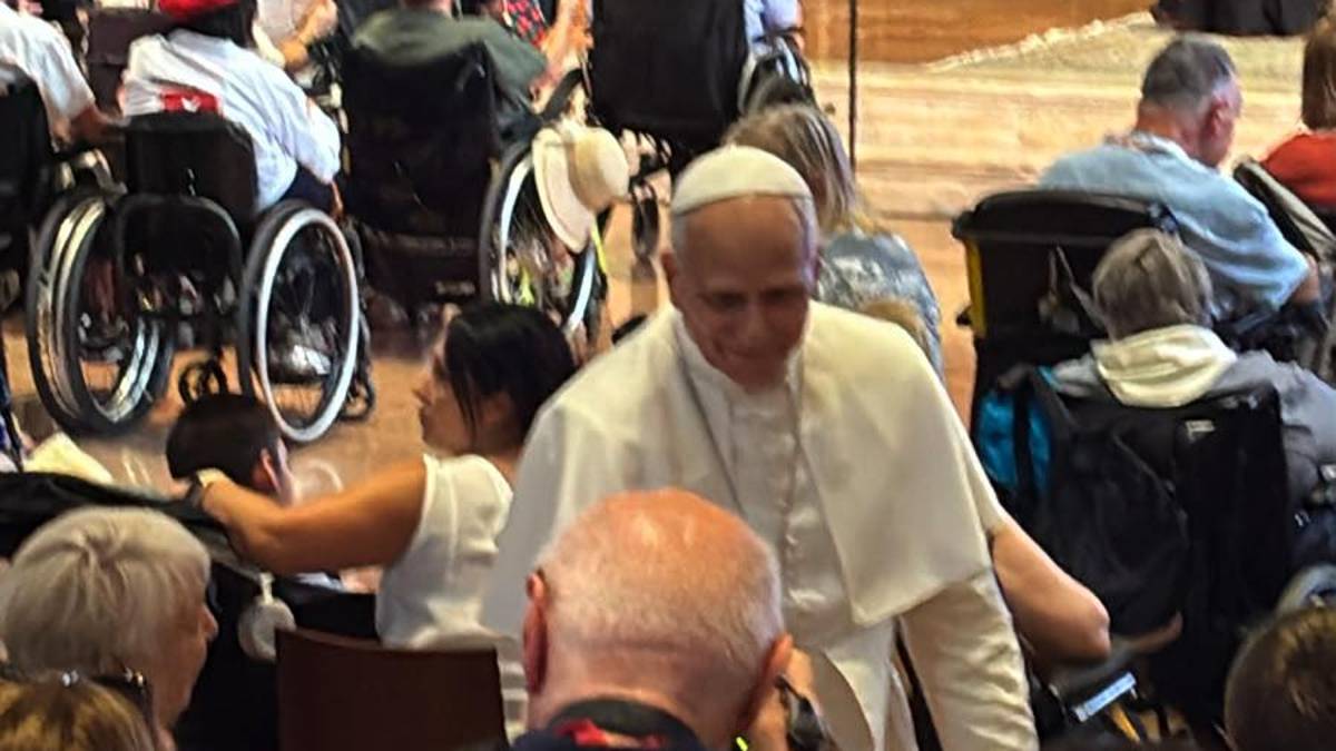 Papa Leone a Rimini, l’abbraccio in Duomo con persone fragili e carcerati: “La chiesa è la vostra casa” FOTOGALLERY