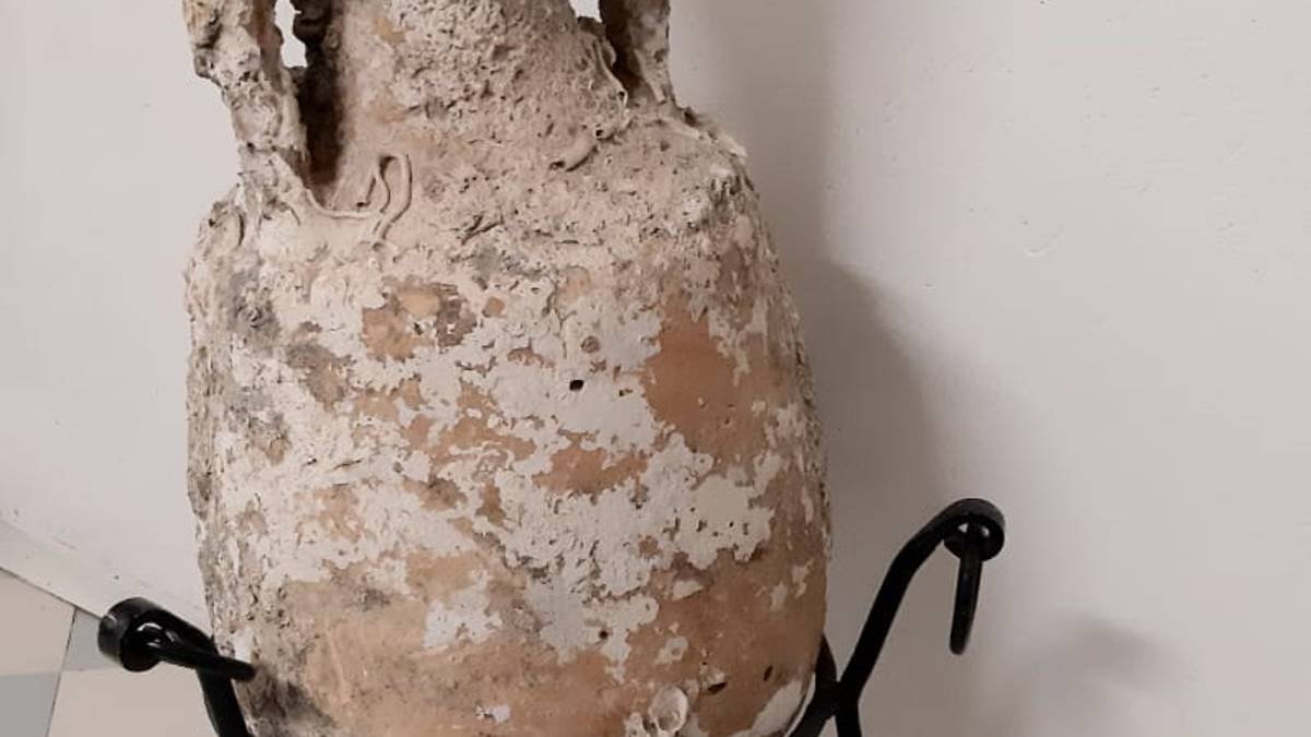 Riccione. Anfora romana ripescata in mare e portata al museo