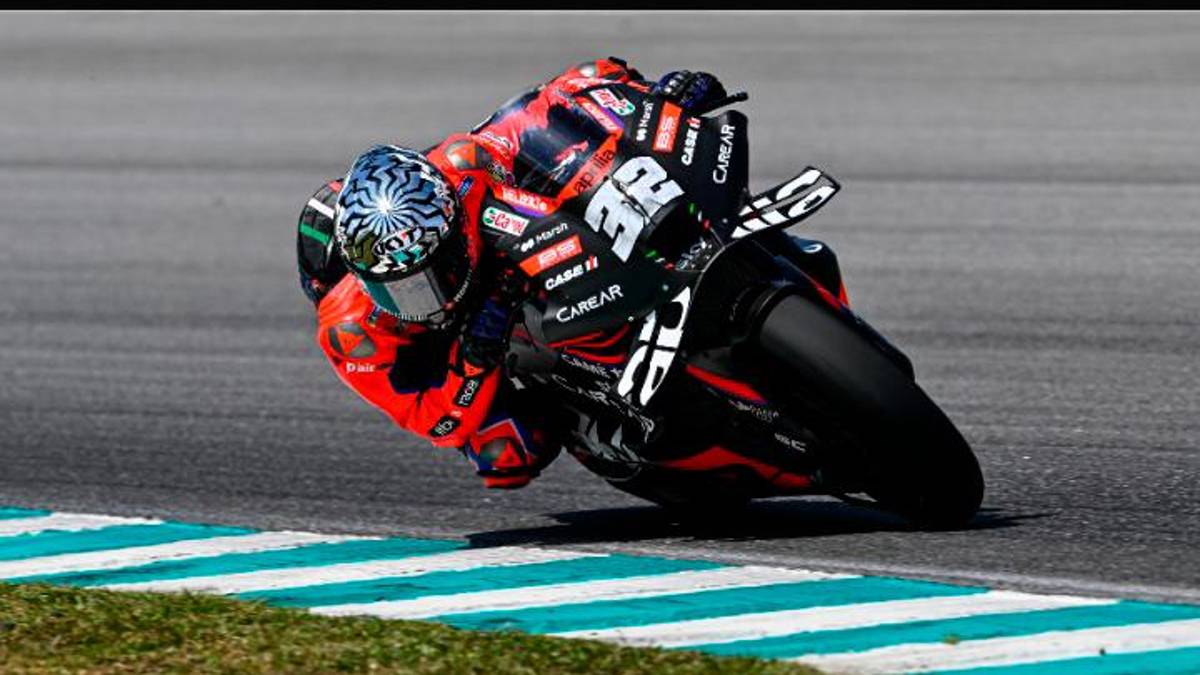 Il cesenate Lorenzo Savadori ieri sul circuito di Sepang dove ha girato come collaudatore della Aprilia