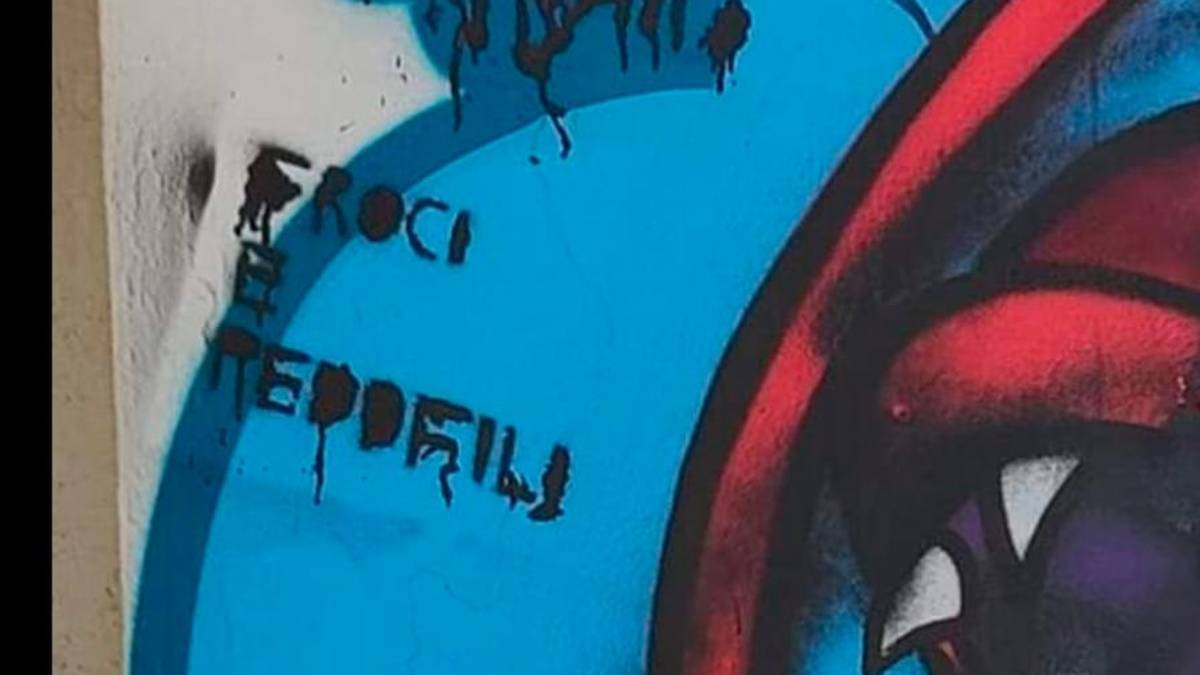 Rimini, bandiere strappate e scritte offensive al Bagno “Gay friendly”: i titolari sporgono denuncia ai Carabinieri