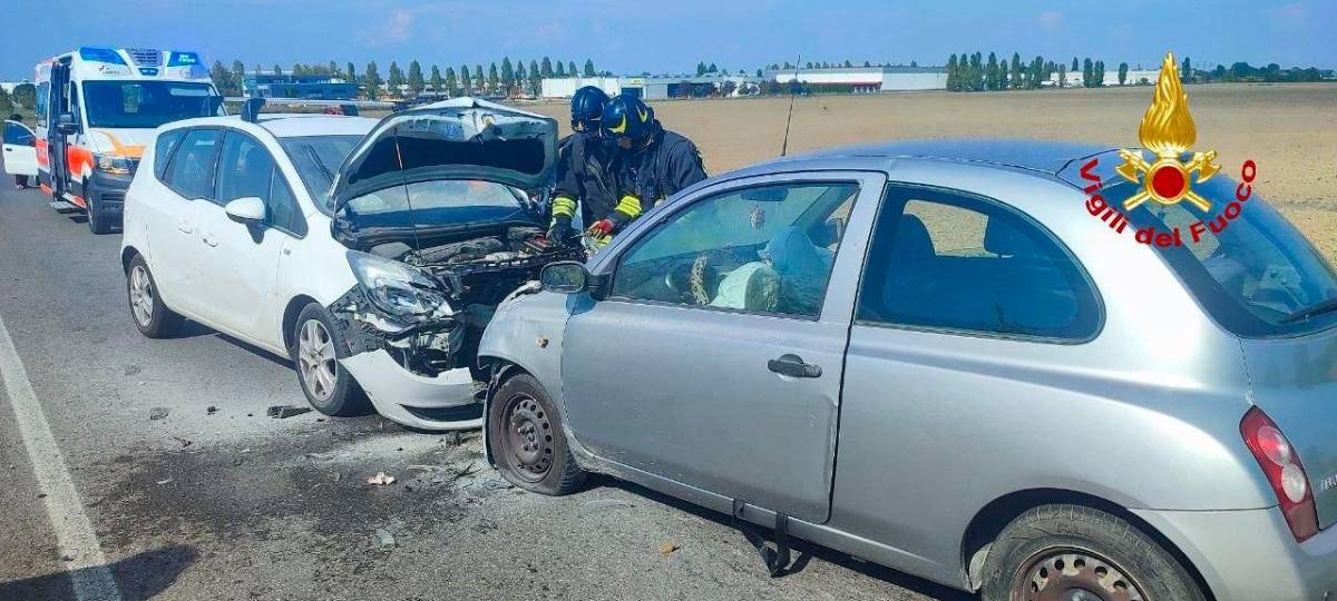 Bertinoro, incidente frontale e principio di incendio: gli operatori di un’ambulanza di passaggio lo spengono con grande prontezza