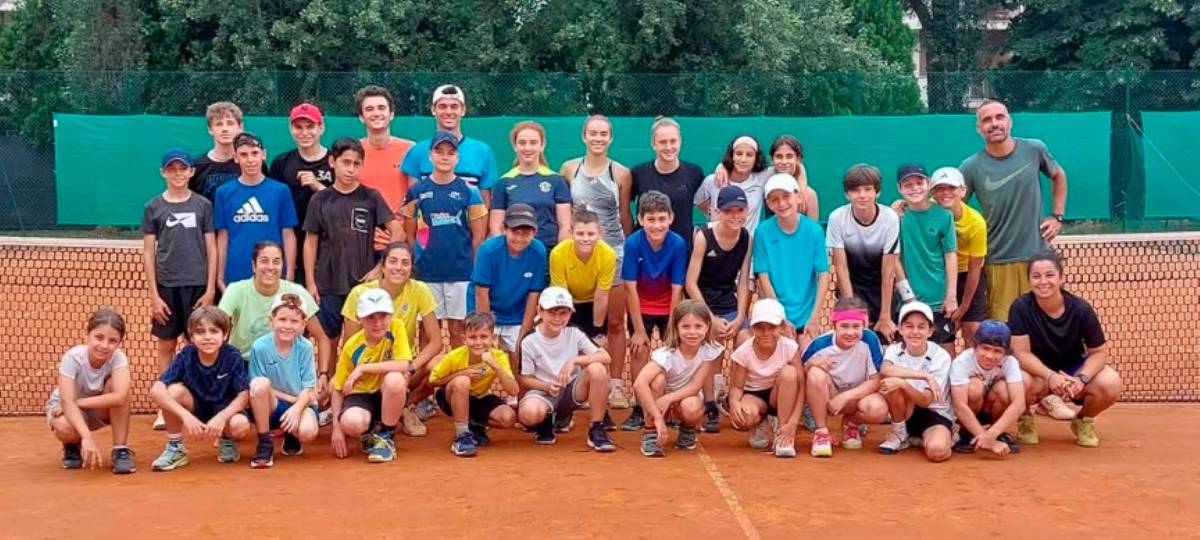 Giocatori e tecnici del Circolo Tennis Casalboni di Santarcangelo che anche quest’anno potrebbe presentare otto squadre nei campionati giovanili