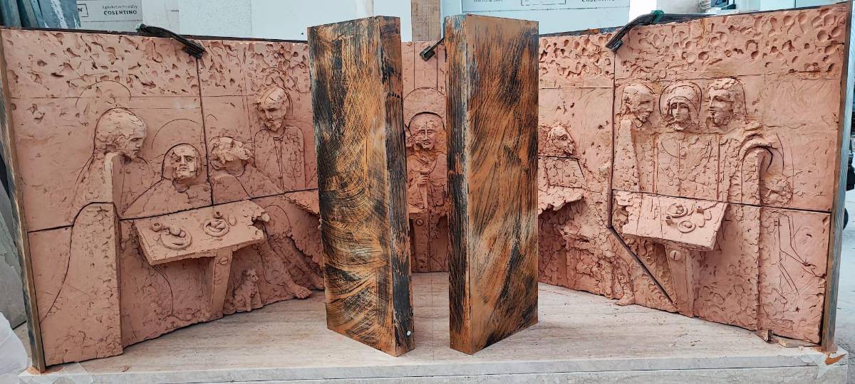Il nuovo altare realizzato dall’artista Francesco Bombardi che sarà montato nella pieve di San Martino in Strada