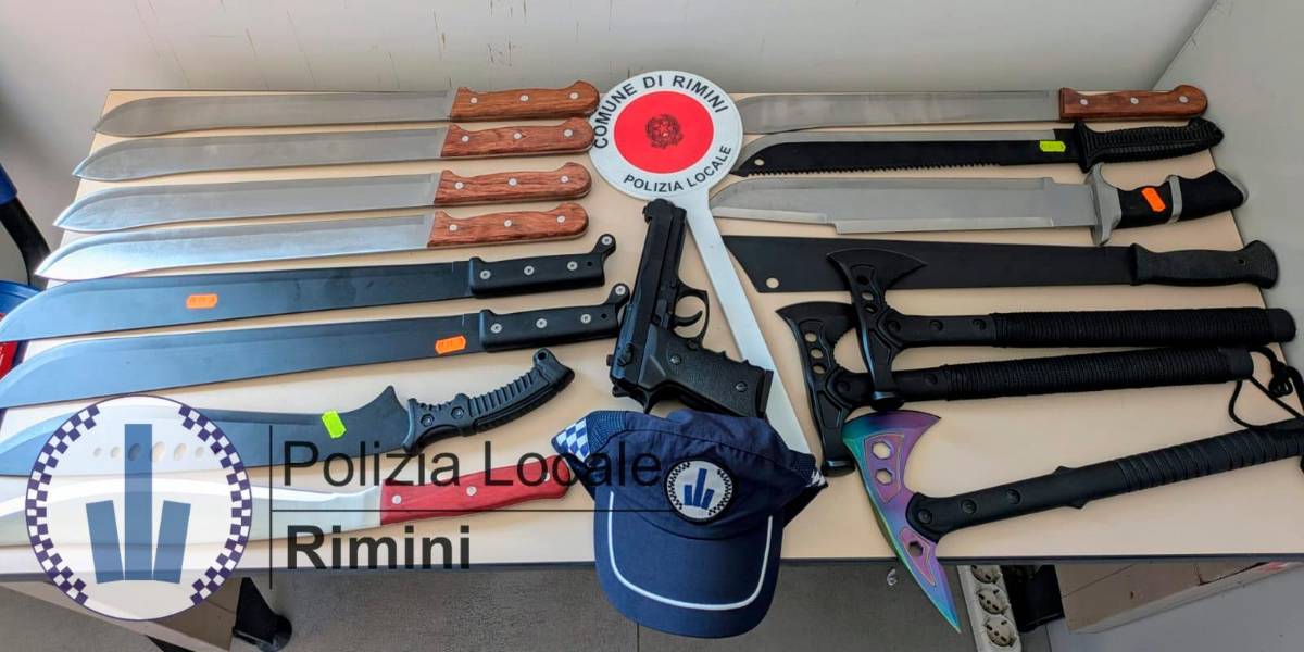 Rimini, controlli a un negozio: sequestrati oltre 200 coltelli - Gallery