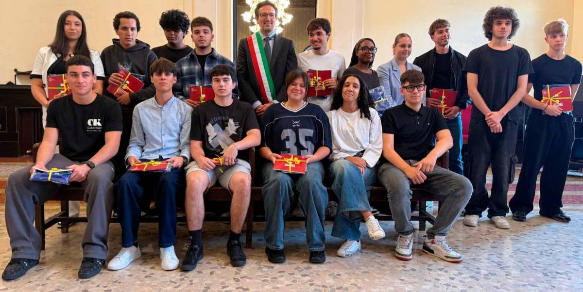 Ad accogliere i sedici nuovi cittadine e cittadini il sindaco Alessandro Barattoni e l’assessora alle Politiche giovanili Hiba Alif