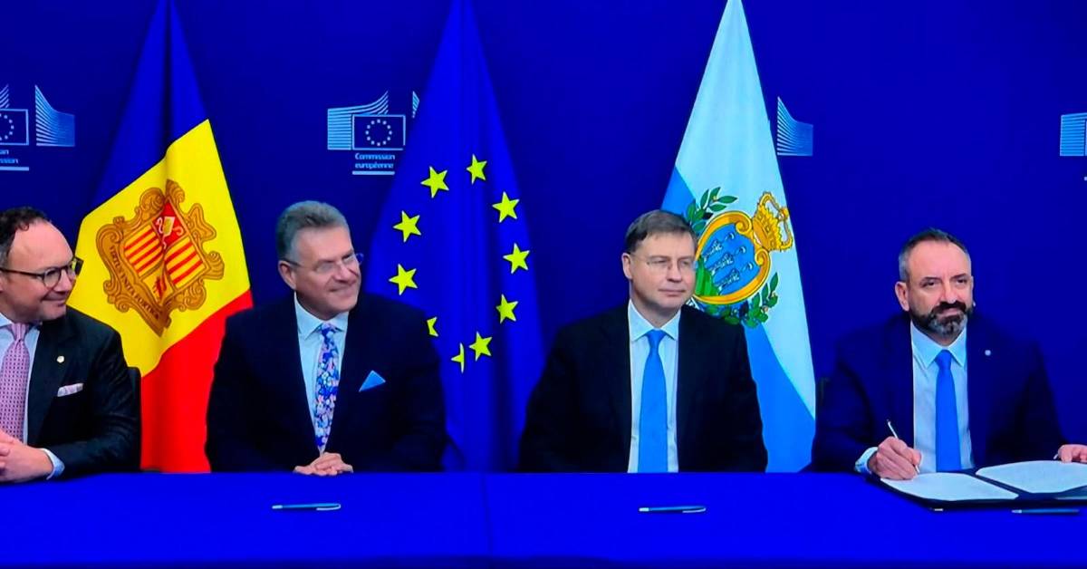 Il momento della firma di lunedì 19 ottobre