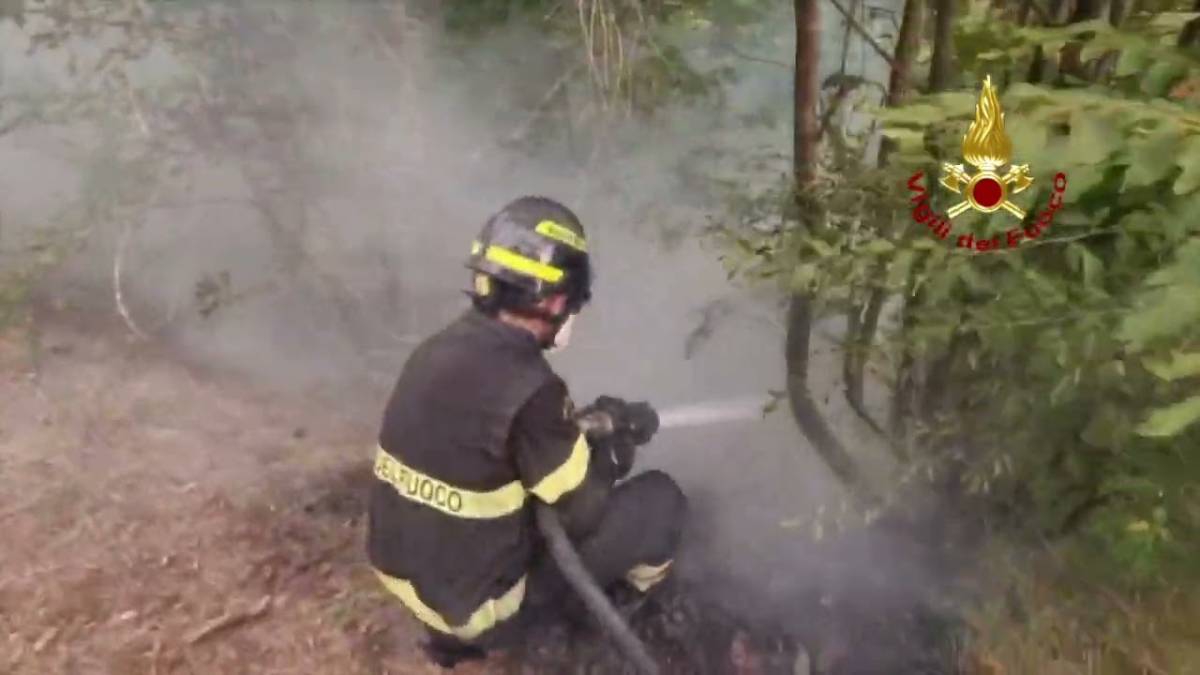 Civitella, incendio sul Monte Arsiccio: dieci persone messe in sicurezza - VIDEO