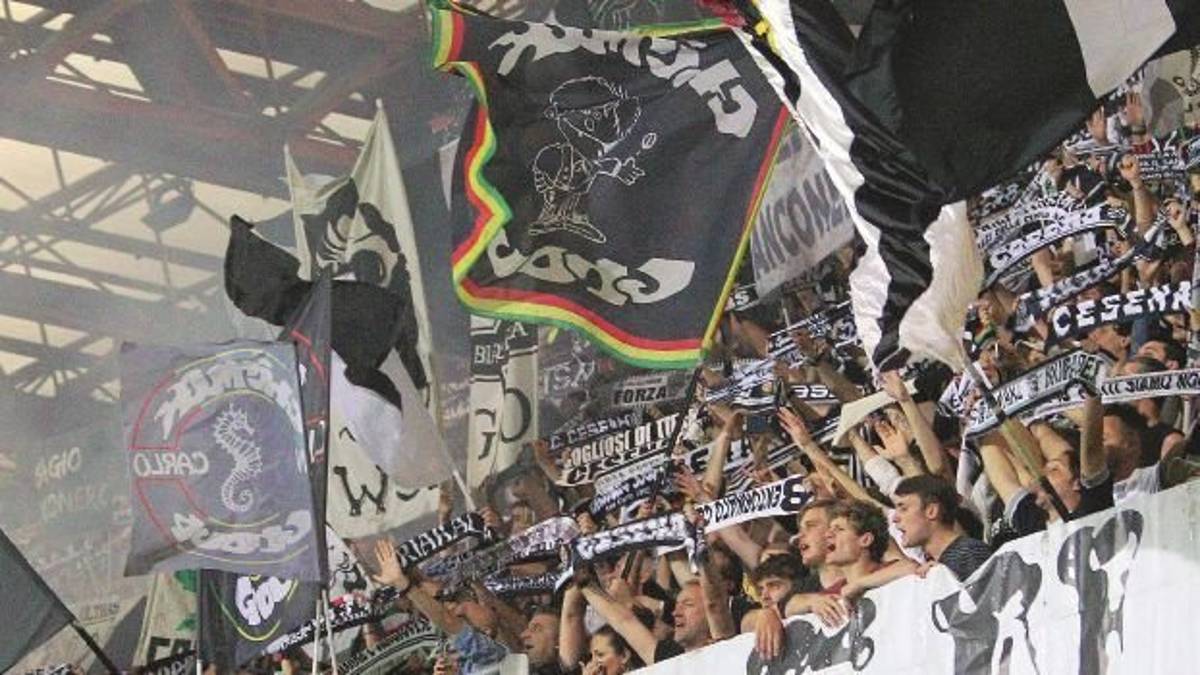 La scritta “Romagna mia” dominerà i distinti superiori del Manuzzi