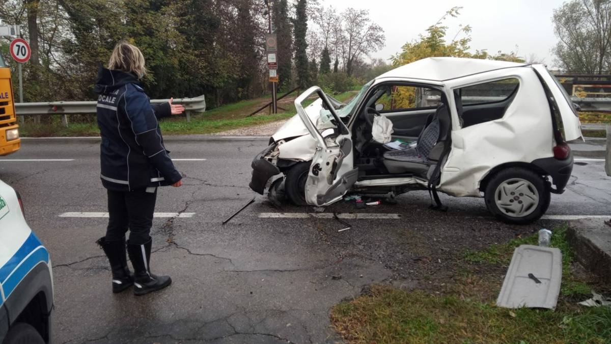 Cotignola, violento impatto contro la spalletta del ponte: 23enne in gravi condizioni