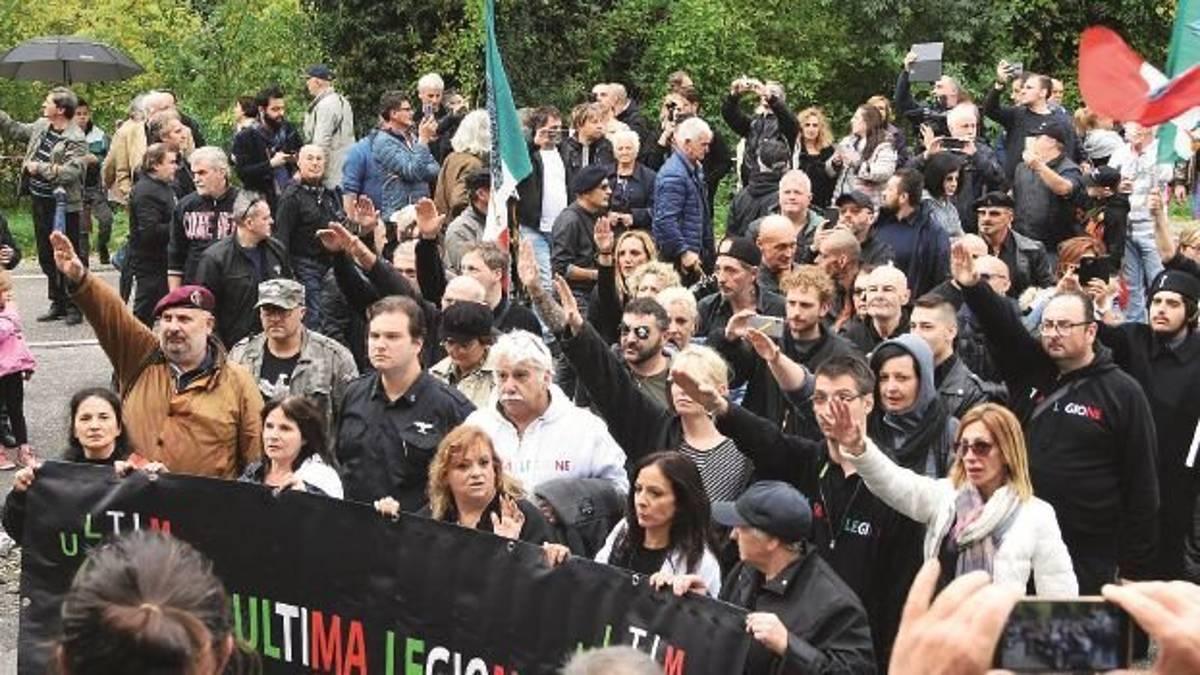 Auschwitz denuncerà la militante di Predappio. Fascicolo al vaglio della Procura