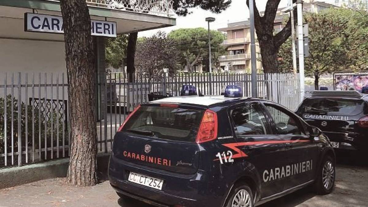 Rapina negozio di abbigliamento a Riccione: i passanti lo inseguono e accerchiano