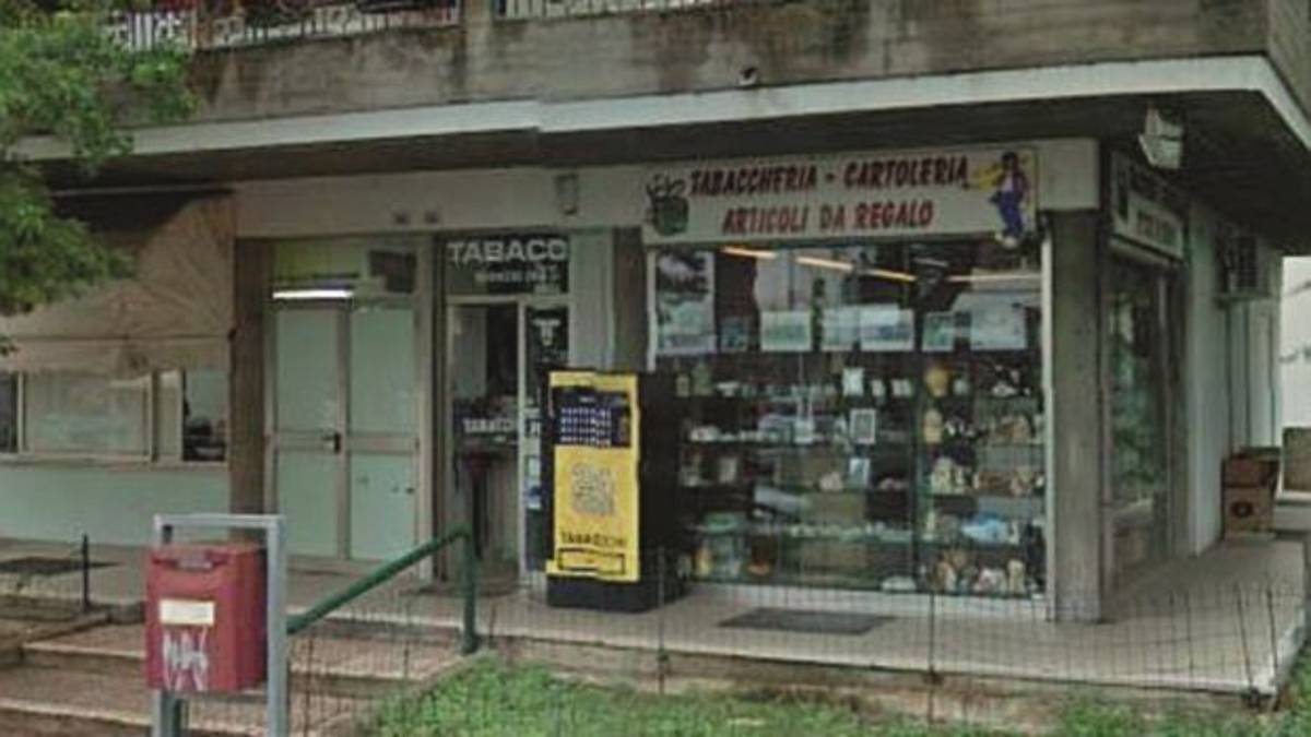 Coppia armata di pistola assalta una tabaccheria