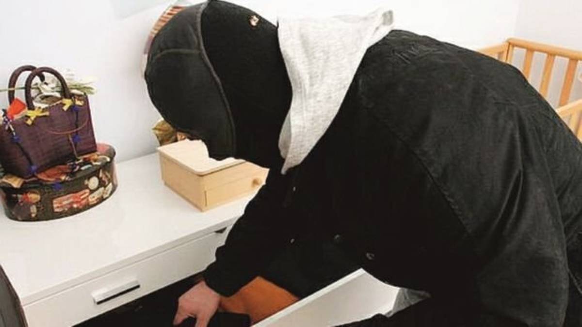 Anziano sorprende rapinatori in casa e viene ferito alla mano da una coltellata