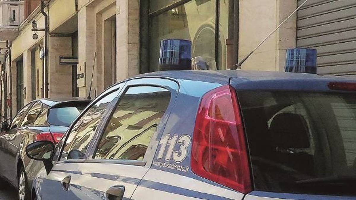 Rimini, 25enne chiede a una 76enne di vedere un porno poi si masturba nudo