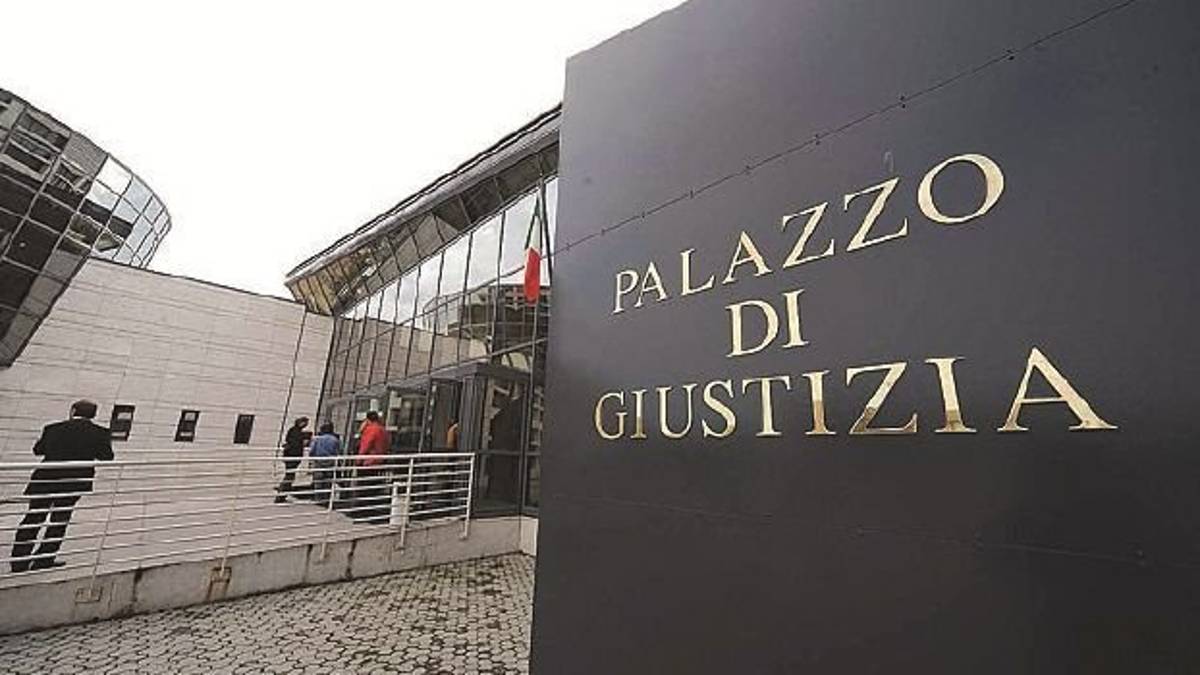 A processo a Rimini per stalking per i cartelli fuori dal condominio