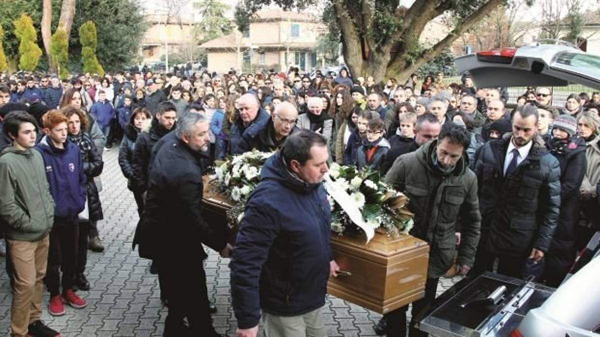 Una folla in lacrime per l'addio al 15enne morto al campo da calcio
