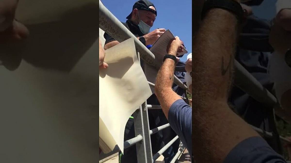 Vasco Rossi, il momento più dolce a Rimini: il bacino a una bimba VIDEO