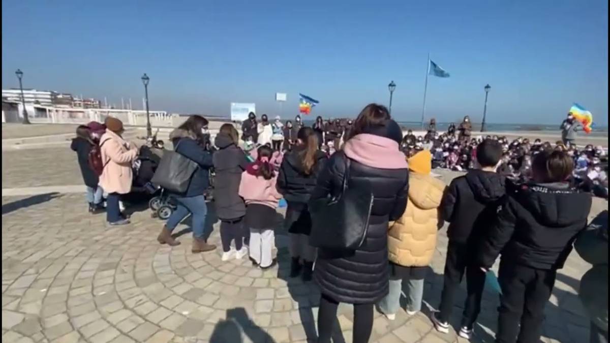 Cesenatico, la marcia per pace dei bambini della scuola Da Vinci VIDEO