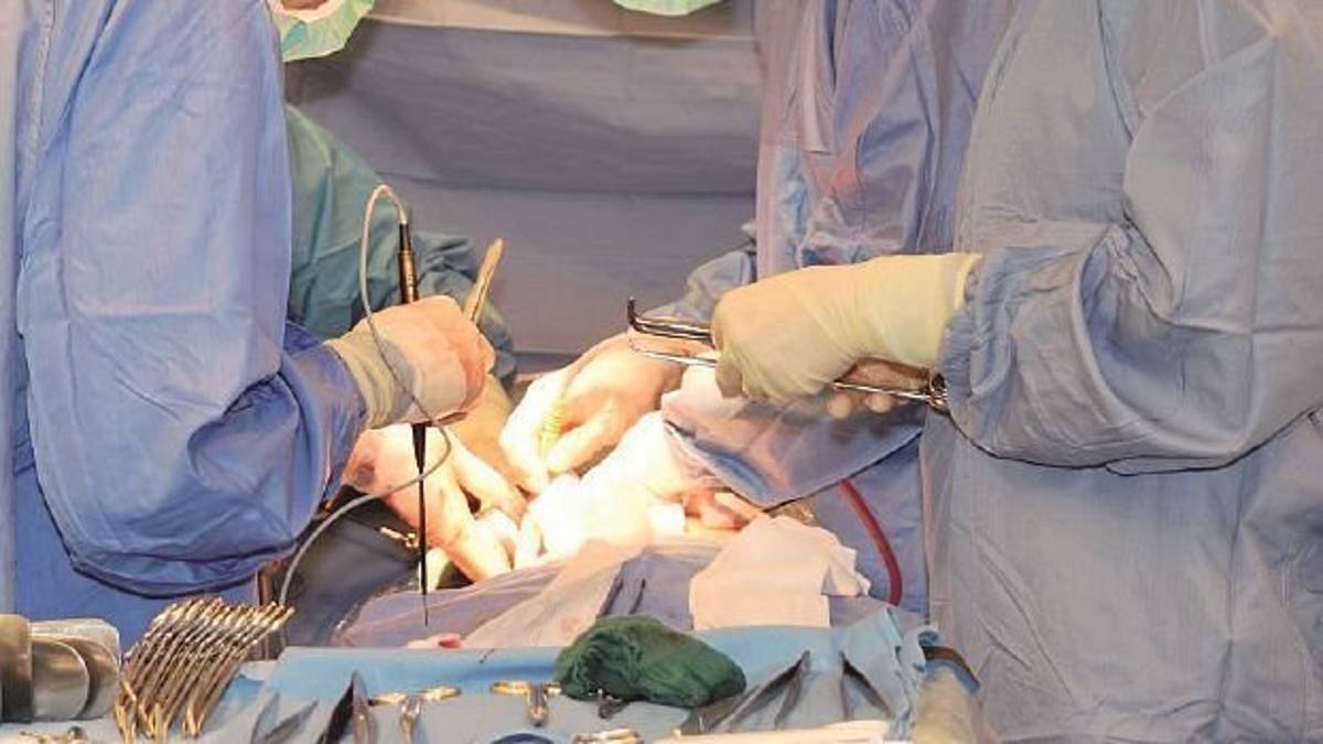 Rimini, garza dimenticata nell’intestino: paziente denuncia l’equipe medica