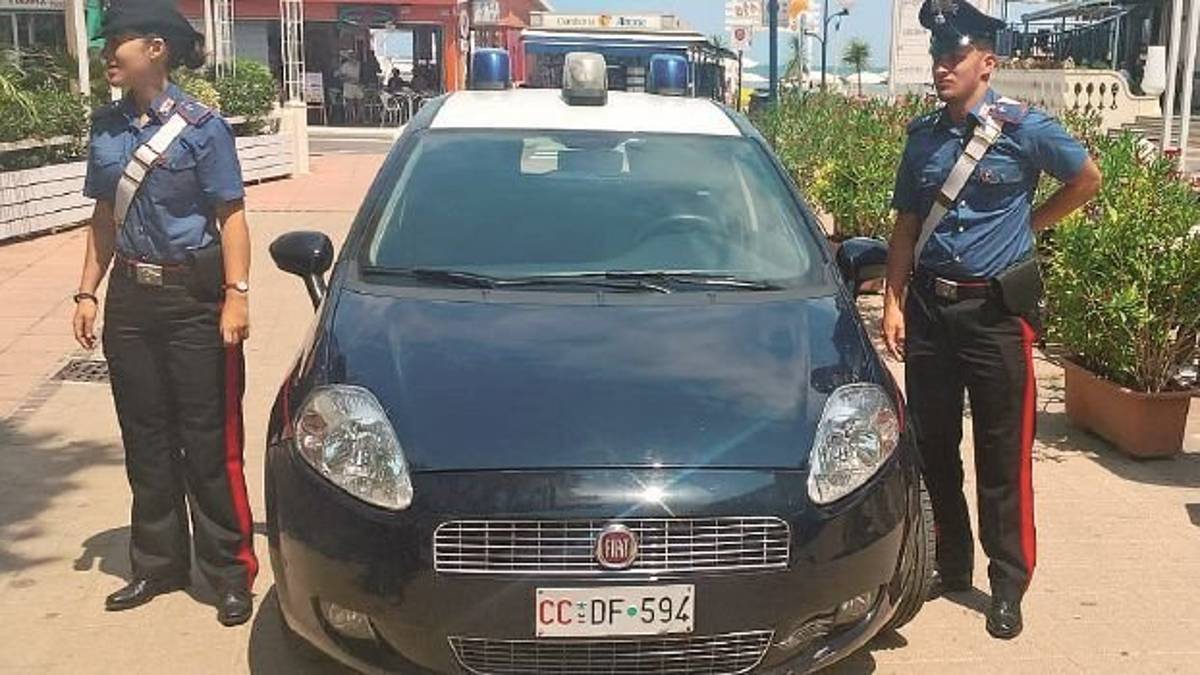 Irruzione in casa con coltelli e bastoni madre e figlio picchiati e rapinati