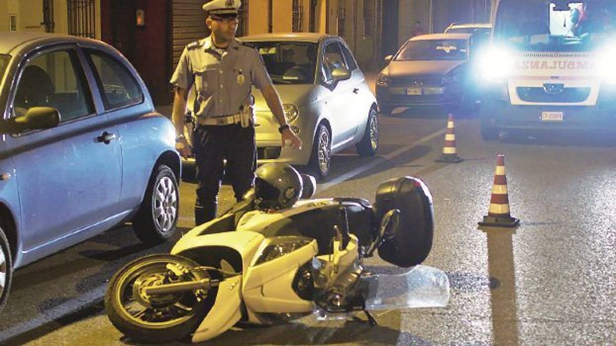 Ravenna, di nuovo in azione lo scippatore, ma cade dallo scooter e il colpo fallisce