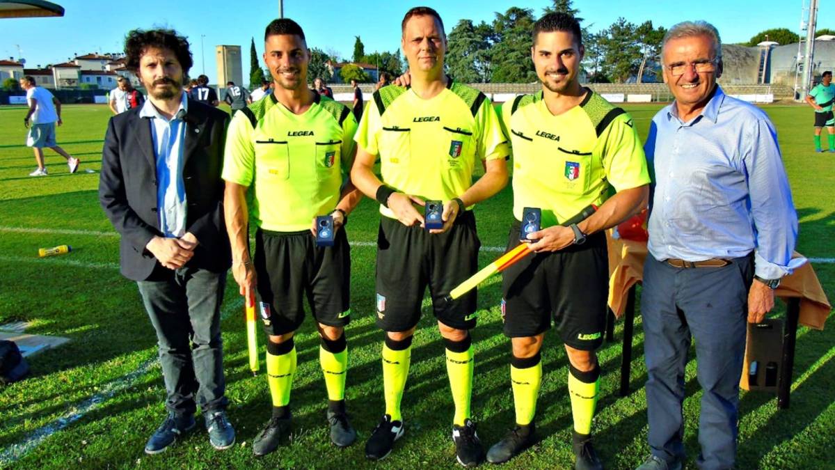 Calcio, triplice fischio finale: l'arbitro Zanzi di Lugo chiude la carriera dopo 900 partite