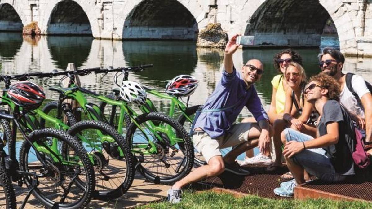 La nuova frontiera del turismo. «Con le e-bike si scopre l’entroterra»