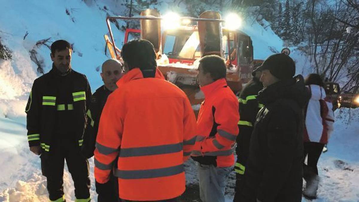 Soccorsi a persone isolate nella morsa della neve