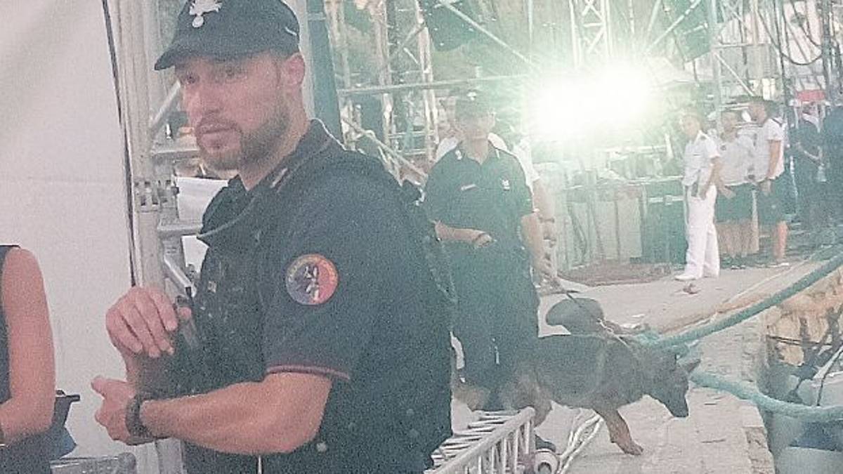 Transenne “sfondate” e rapine con lo spray panico e urla tra la folla