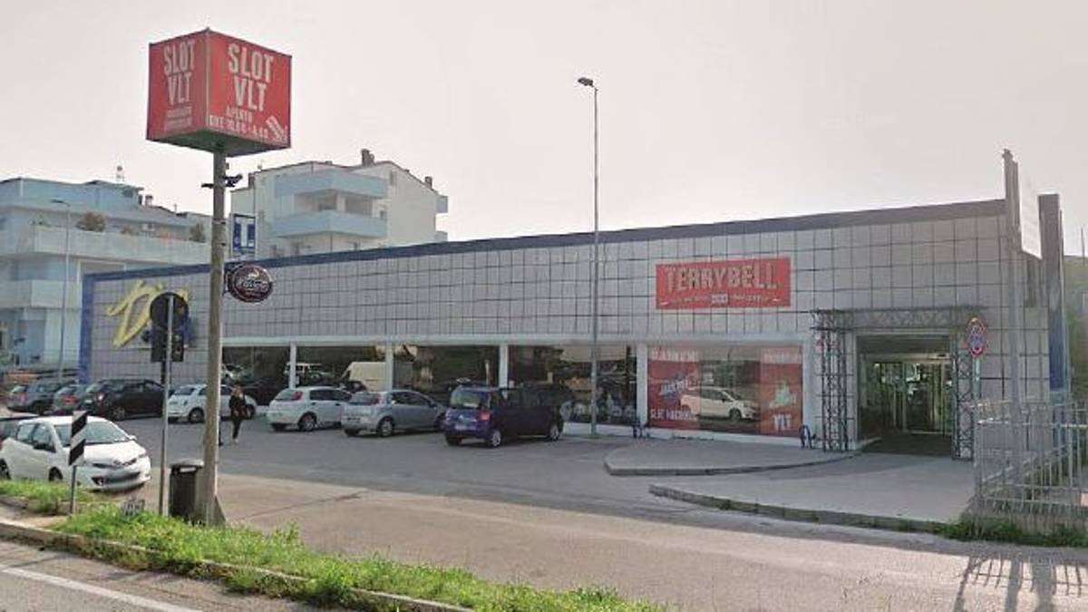 Rimini, assalto alla sala slot: botte al dipendente