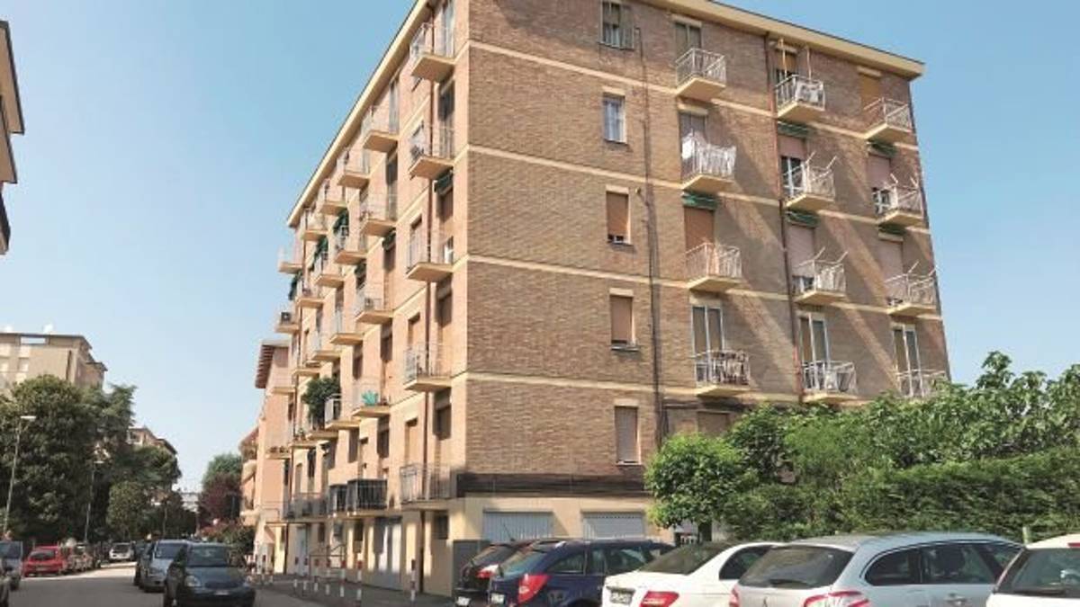 Ladri a caccia di armi lanciano l’armadio blindato dal terrazzo