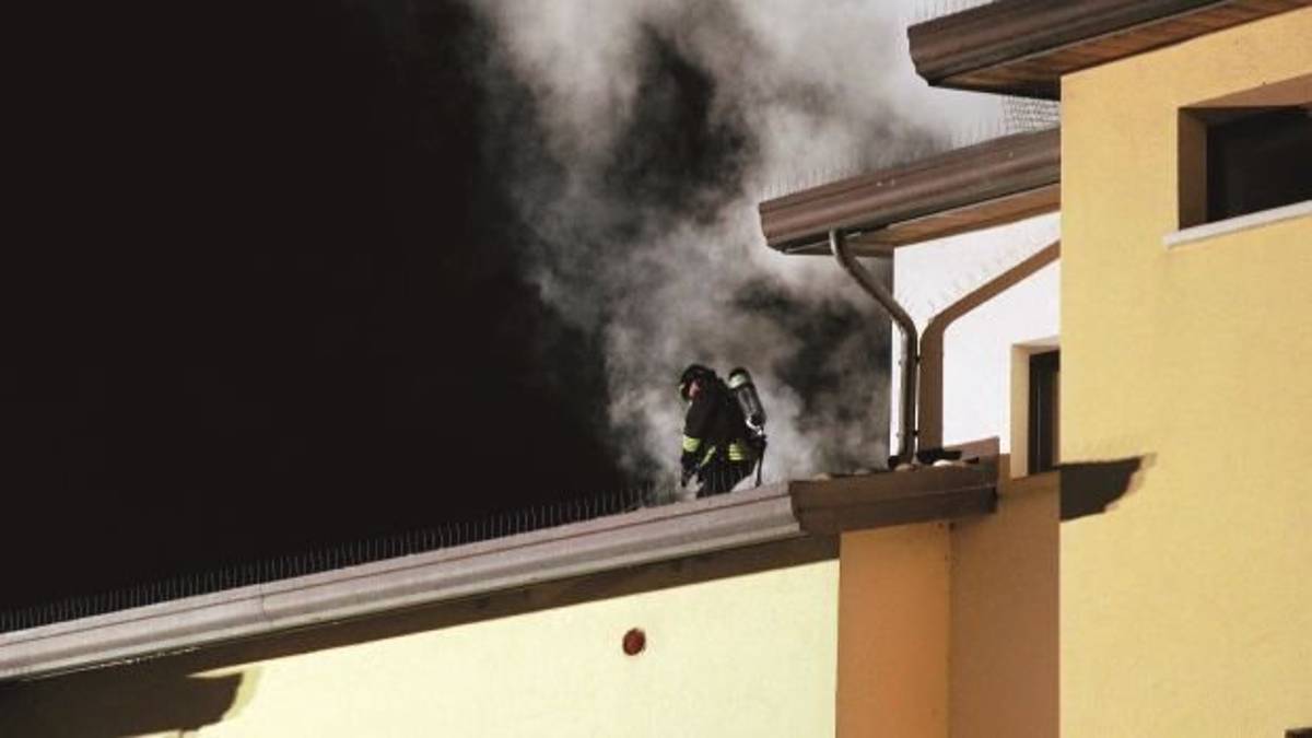 Fuoco in appartamento la sera della vigilia: 11 persone evacuate