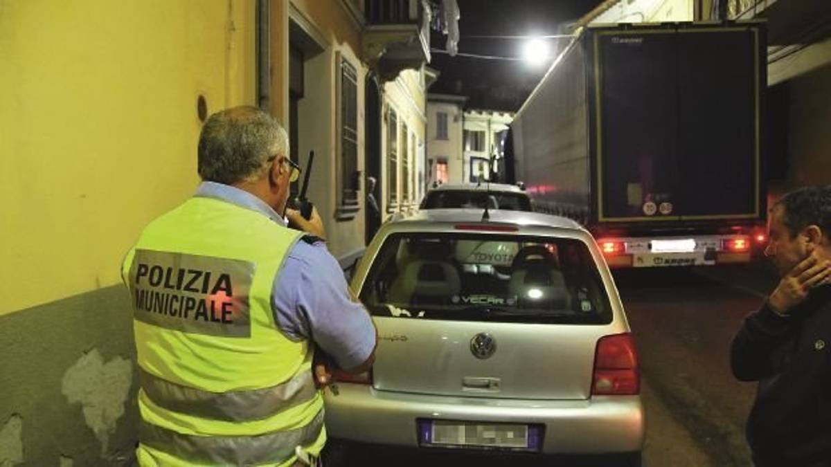 Tir di 18 metri bloccato in centro a Forlì. Camionista ingannato dal navigatore