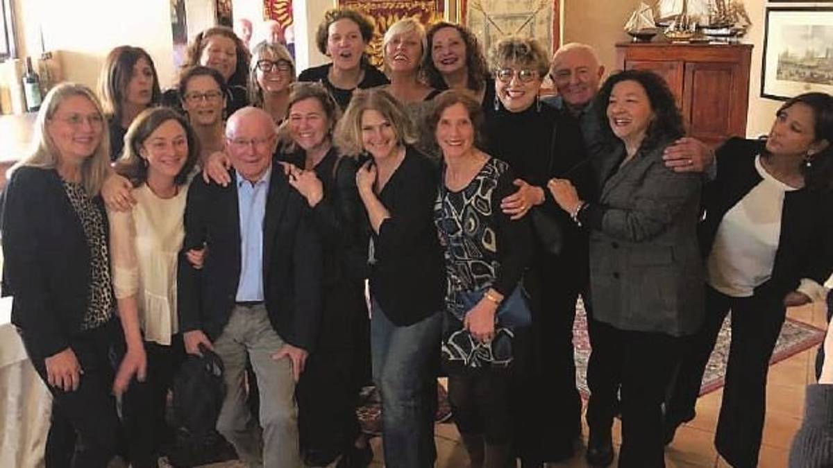 Festa a sorpresa a Ravenna per gli 80 anni di Maioli, il massaggiatore dei campioni