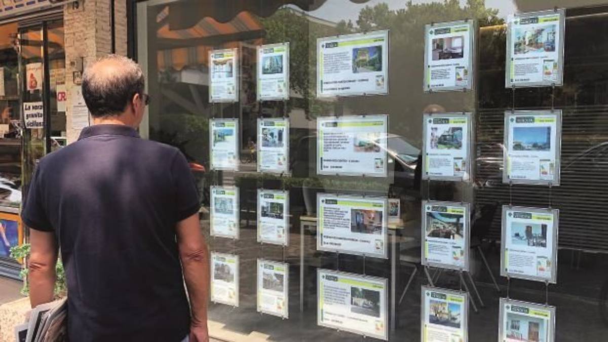 «Niente case in affitto agli stranieri» Porte chiuse a una coppia per 5 volte