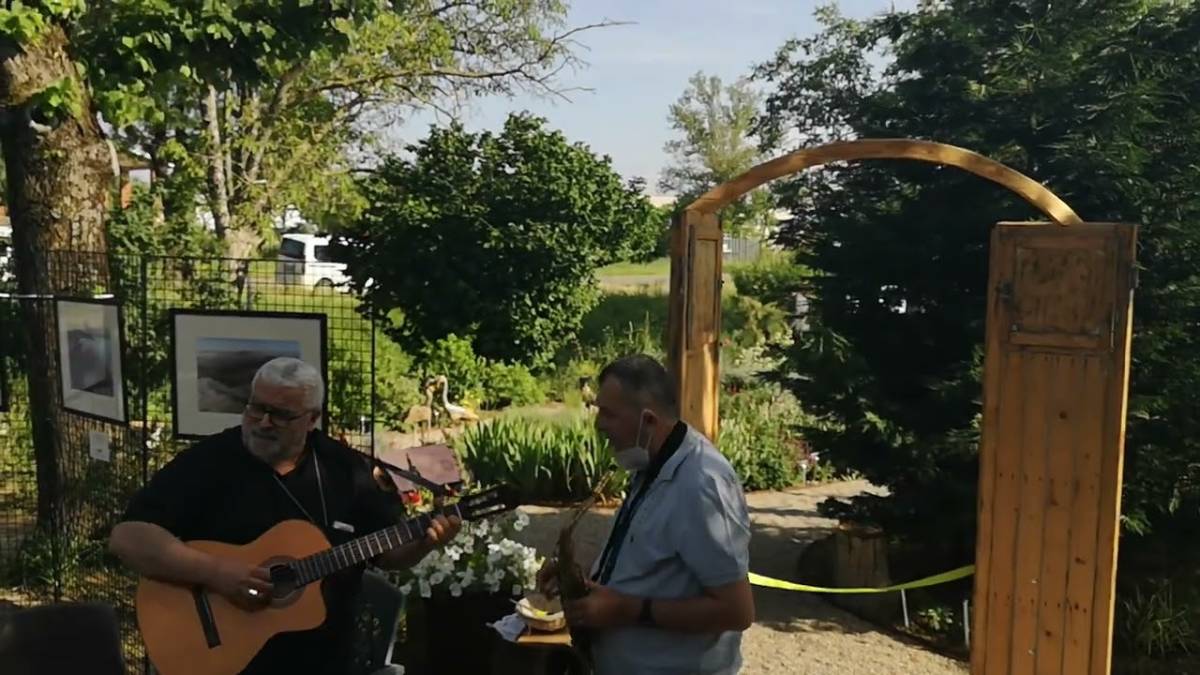 Imola, la benedizione del vescovo sulle note di Io vagabondo dei Nomadi VIDEO