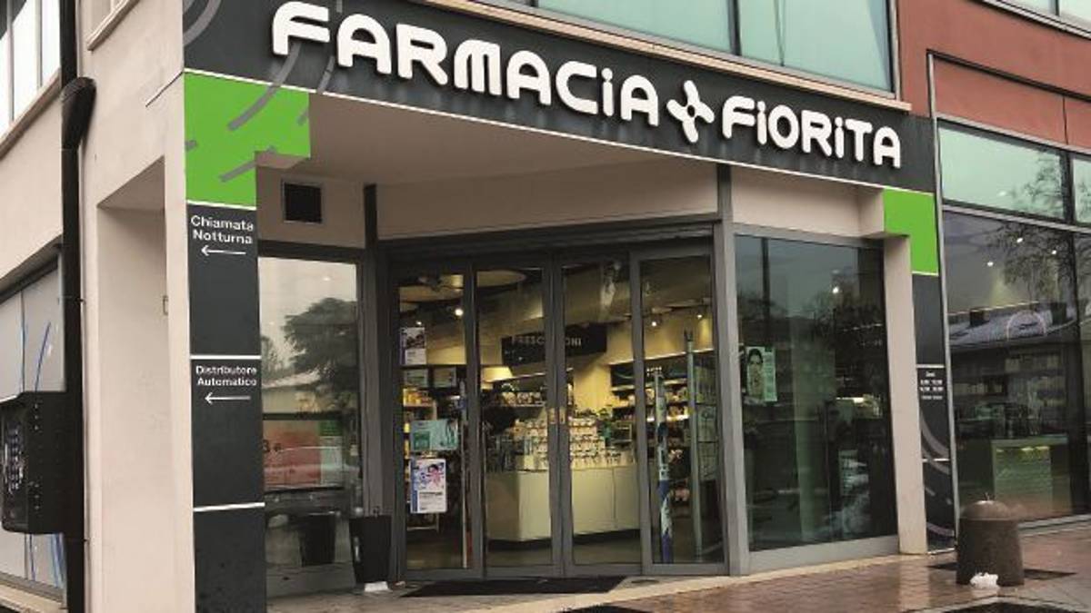 Coppia di banditi rapina una farmacia con cutter e pistola