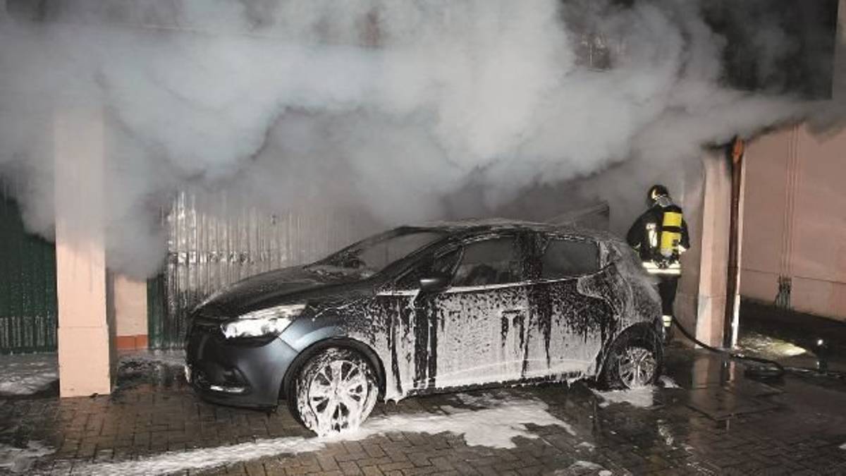 Forlì, rogo distrugge garage e due auto, evacuato condomino