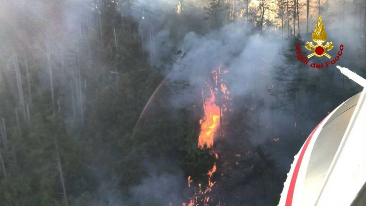 Vasto incendio sui monti di Casola Valsenio