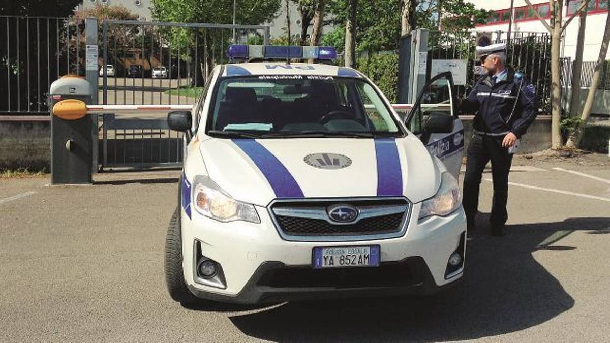 Parcheggiatore ubriaco chiede soldi agli agenti poi finge malore e fugge