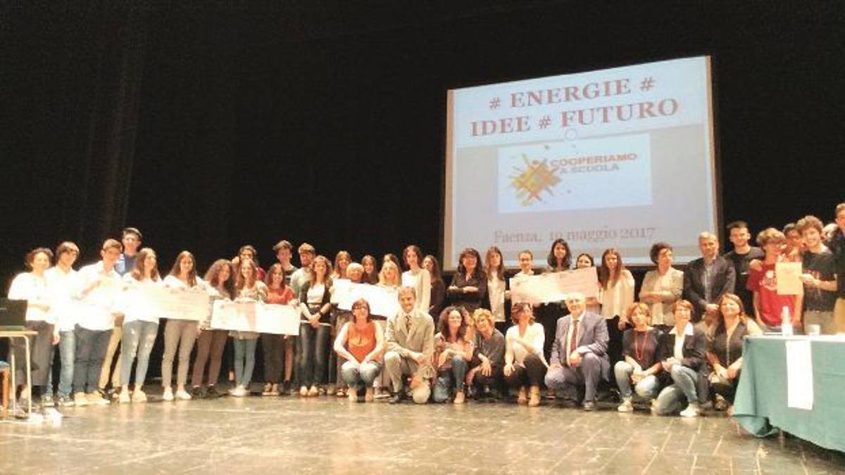 La cooperazione s’impara sui banchi. Al “Masini” premi per gli studenti