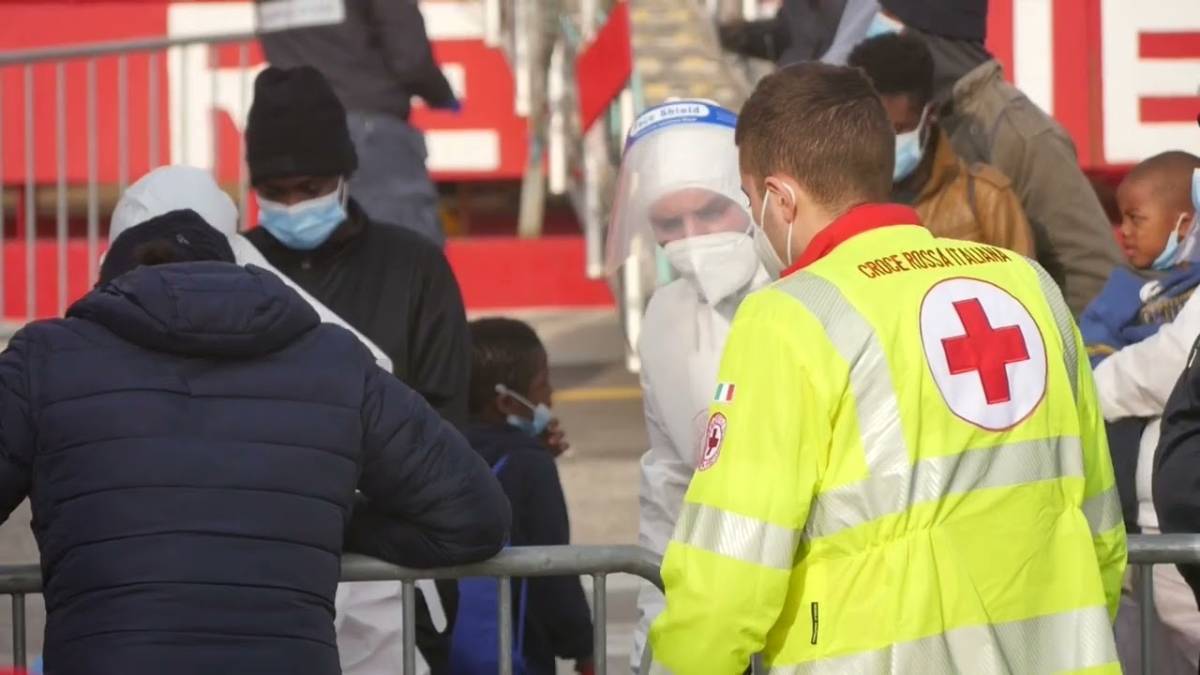 Ocean Viking, dopo lo sbarco via alle operazioni sanitarie e di polizia VIDEO