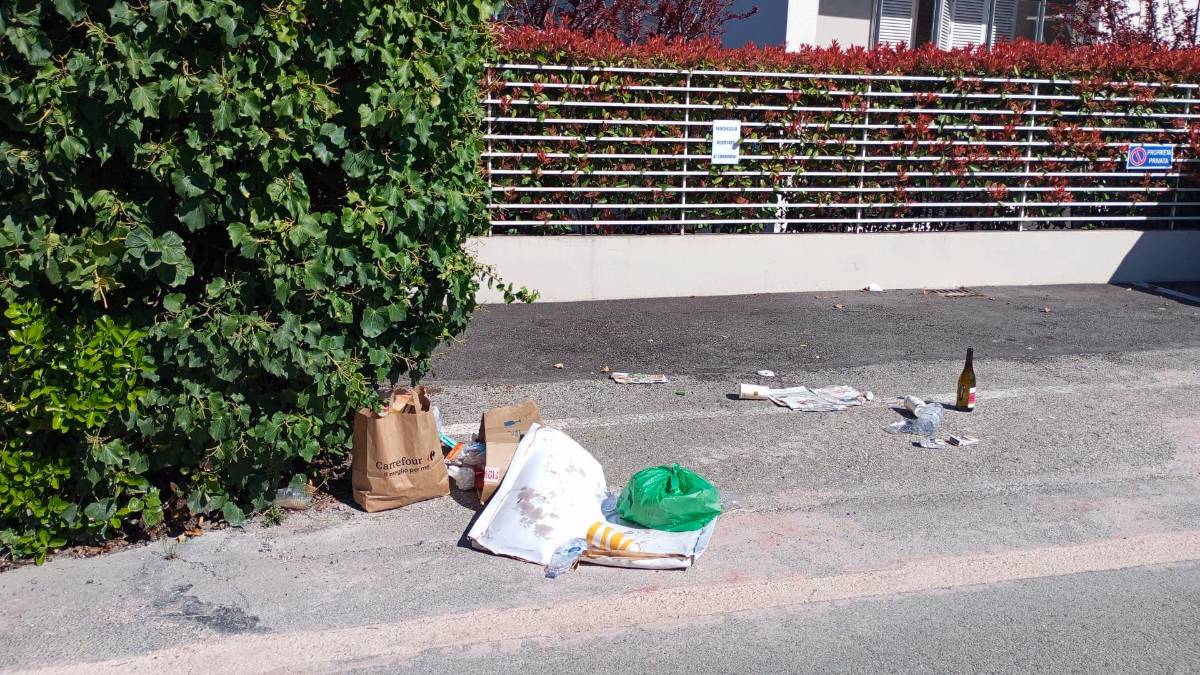 Riccione. Caos, rifiuti e traffico. Colle dei pini, i residenti insorgono: “Con i locali aperti, ordine pubblico fuori controllo”