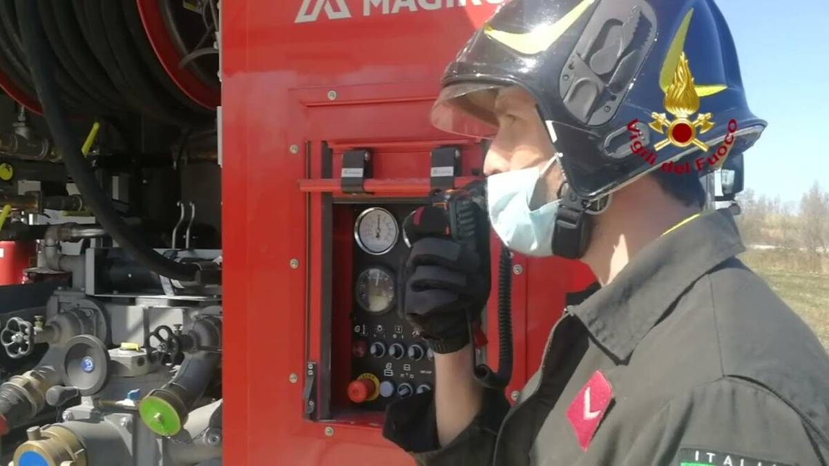 Rimini. Incendio lungo il fiume Marecchia VIDEO