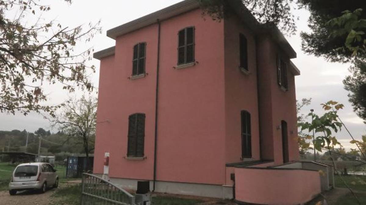Bomba carta a Rimini la notte di Halloween contro centro migranti