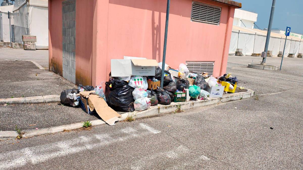 L’immondizia accumulata sul posto