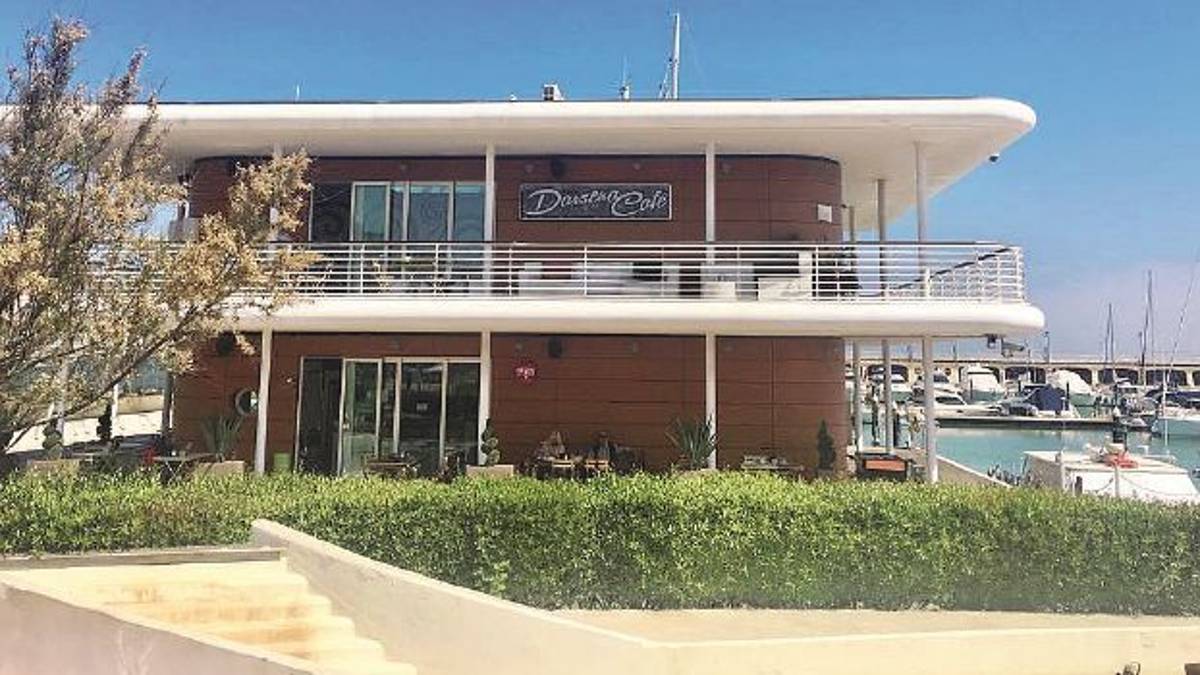 Costa cara la “bravata” dopo la discoteca: rubano i bomboloni e vengono arrestati